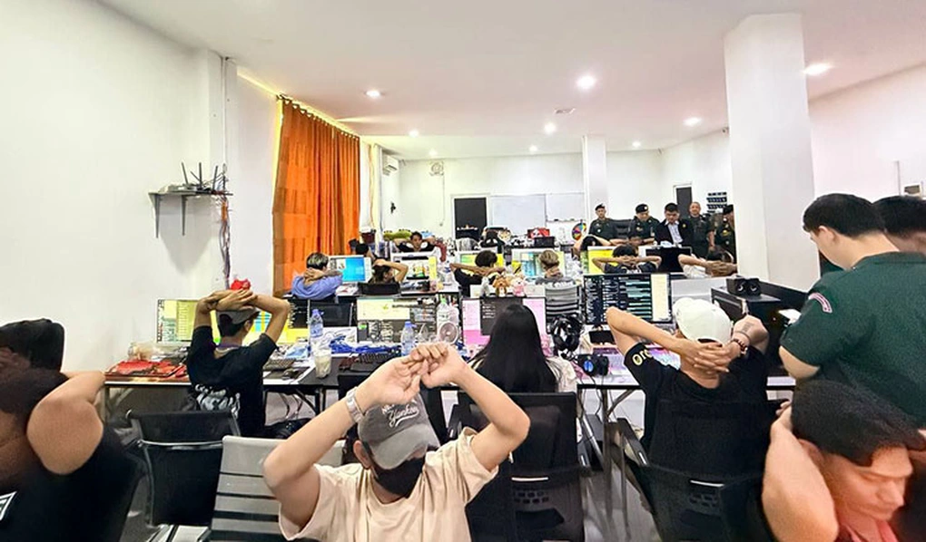 Campuchia bắt giữ gần 5.000 nghi phạm lừa đảo trực tuyến - 1