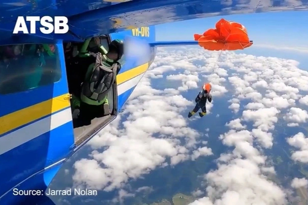 Vận động viên thoát hiểm ở độ cao 4.500m khi dù mắc vào đuôi máy bay - 1