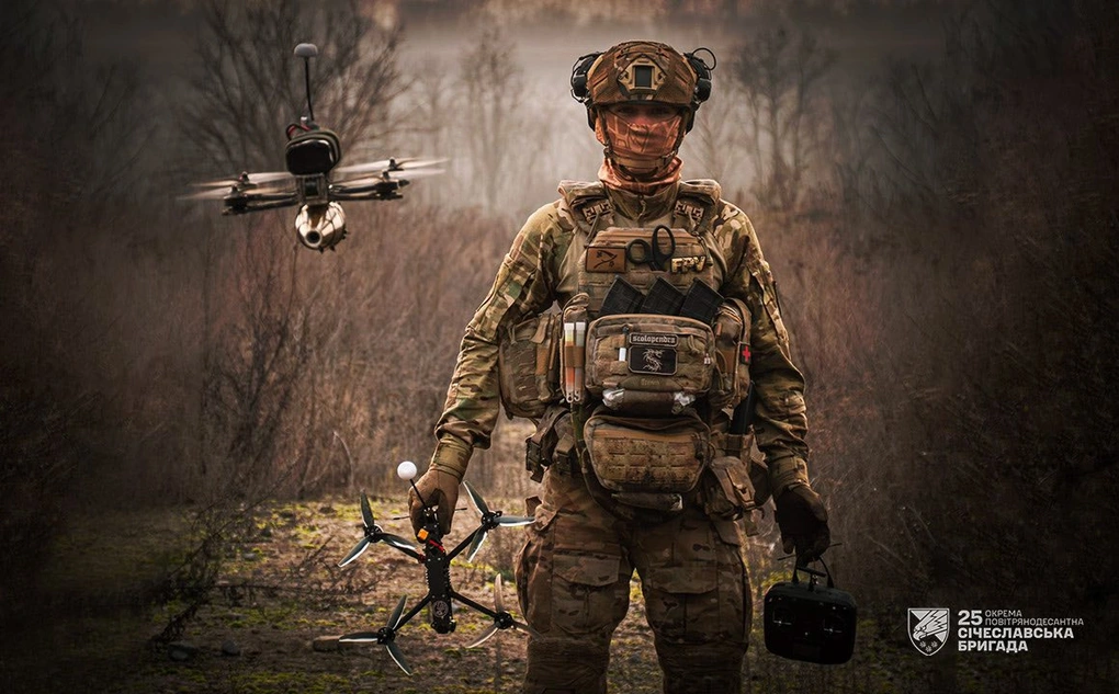 Guồng sản xuất UAV Ukraine bứt tốc: Trung bình 10 giây chế tạo xong 1 chiếc - 1