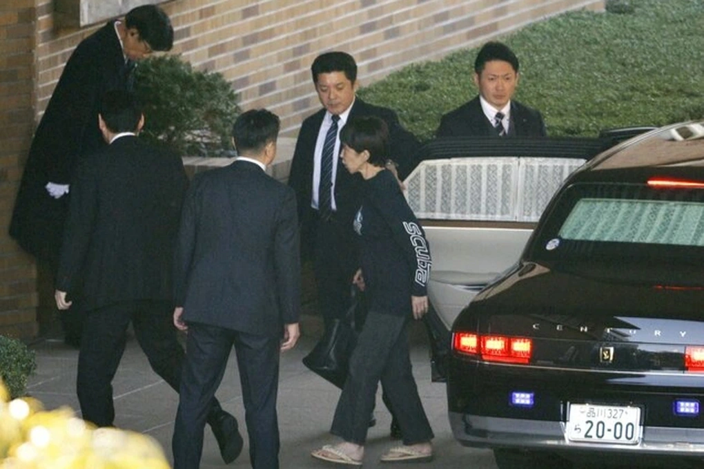 Trang phục đời thường của Thủ tướng Nhật Bản gây chú ý - 1