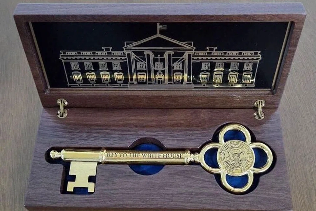 Tổng thống Mỹ tặng Tổng thống Hàn Quốc chìa khóa vàng vào Nhà Trắng - 1