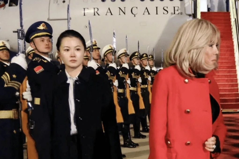 Nữ vệ sĩ “xinh nhất Trung Quốc” gây sốt - 1