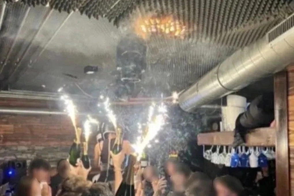 Vụ cháy quán bar làm 40 người chết ở Thụy Sĩ: Nguyên nhân dần hé lộ - 1