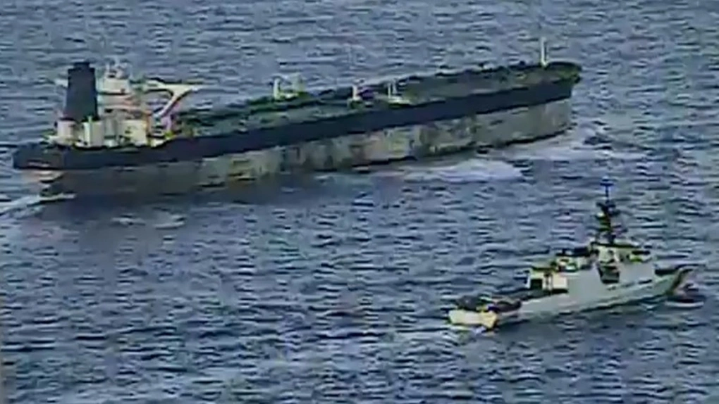 Mỹ thả thủy thủ trên tàu chở dầu treo cờ Nga bị bắt giữ - 1