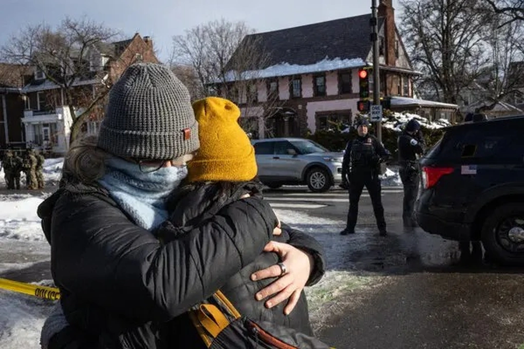 Dư luận Mỹ dậy sóng vụ đặc vụ di trú bắn người ở 2 bang - 1