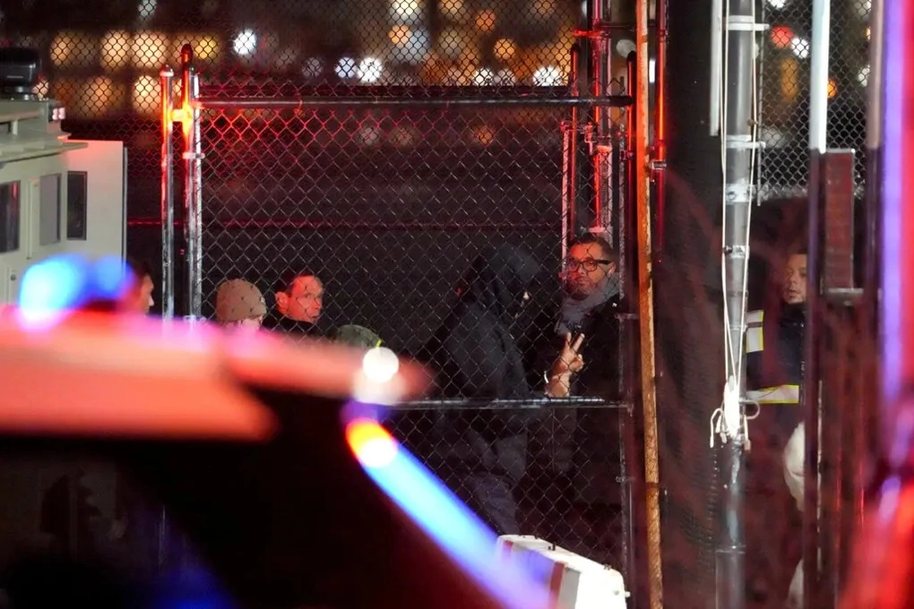 Giải mã cử chỉ của Tổng thống Venezuela khi bị đưa đến Mỹ - 1